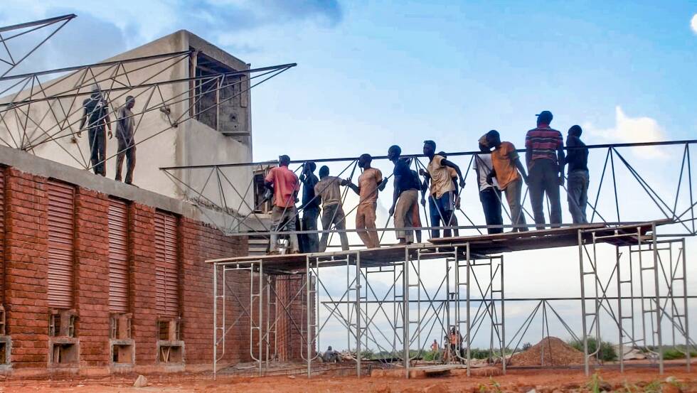 Burkina Faso Team Installing Roof Truss In Lycee Schorge Photo By Kr Architecture