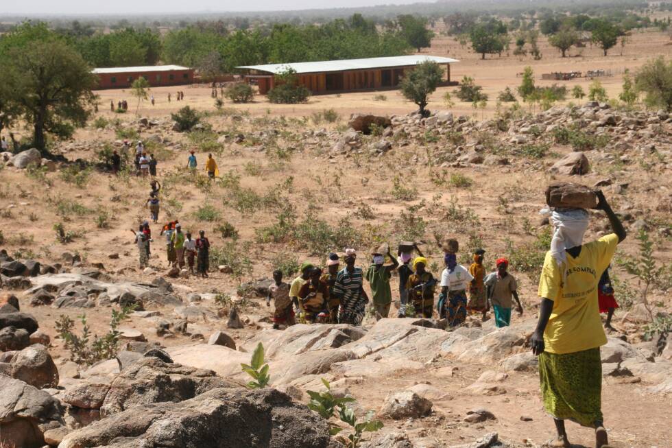 Community Members Transporting Stones For The Construction Of The Gando Primary School Extension Photo By Kr Architecture