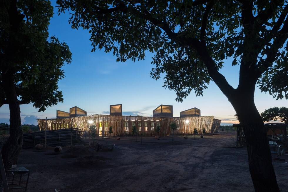 Lycée Schorge at night_Kéré Architecture_ Photo by Iwan Baan